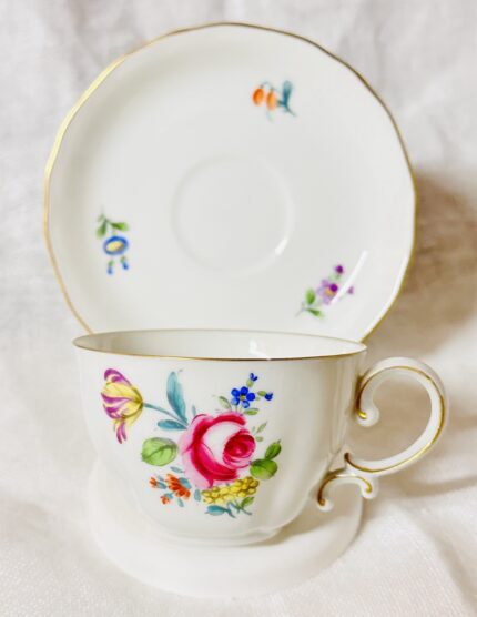 Mokkatasse im Stil von Augarten Wien, handbemalt floral ca. 1950–1970