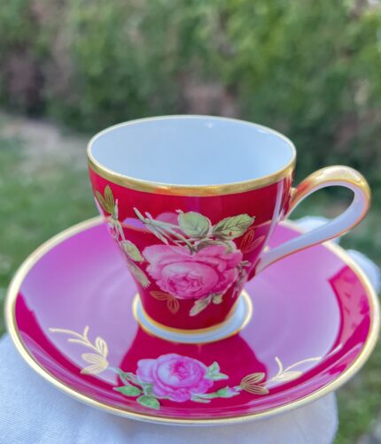 Vieux-Paris Mokkatasse mit Untertasse | Magenta-Fond, feine Rosenmalerei und reiche Goldverzierung | um 1830–1860