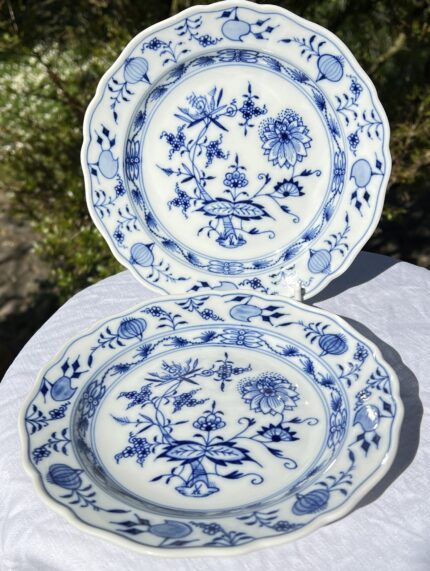 2 Stk. Meissen Zwiebelmuster Teller – 1. Wahl / 2. Wahl – ca. 1934
